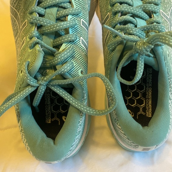 LIKE NEW! ASICS Women's GT-2000 10 2A in Aqua (Sage/White) Sz 7.5 - Picture 5 of 6